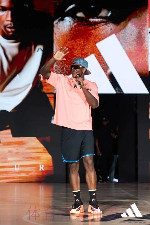 NBA Memes晒照:爱德华兹身高1米93,但在文班旁边就像1米6 NBA Memes晒照:爱德华兹身高1米93,但在文班旁边就像1米6